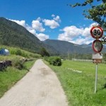 Durch grüne Felder in Richtung Vahrner See