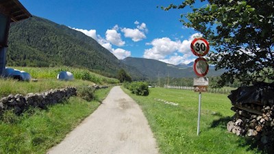 Durch grüne Felder in Richtung Vahrner See