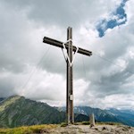 Das anmutige Gipfelkreuz des Schönberg