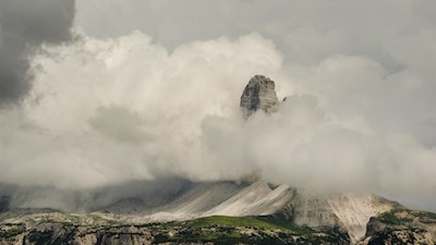 Die Wolken verleihen den Drei Zinnen ein mystisches Antlitz