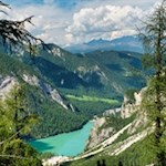 Unter uns schimmert der Pragser Wildsee in den schönsten Farben