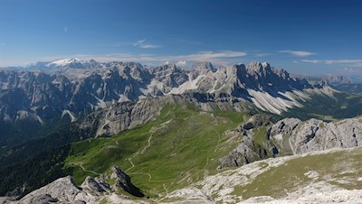 Auf dem Großen Peitler erschließt sich ein nahezu unendlich wirkender Panoramablick