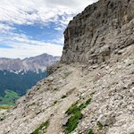 Über ein Felsband auf den Para dai Giai