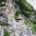 Il percorso verso il lago Sorapis è assicurato da funi metalliche e scale metalliche.