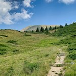 Von der Meraner Hütte führt die Wanderung zur Moschwaldalm hinab