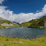 Der schimmernde Bergsee unterhalb des Pfitscher Joch Hauses