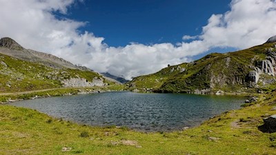 Der schimmernde Bergsee unterhalb des Pfitscher Joch Hauses