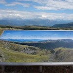 Auf Panoramatafeln sind die Namen der ringsum aufragenden Spitzen verzeichnet