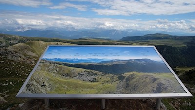 Auf Panoramatafeln sind die Namen der ringsum aufragenden Spitzen verzeichnet
