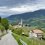 Von Tschötsch folgt die Wanderung dem Weg Nr. 11