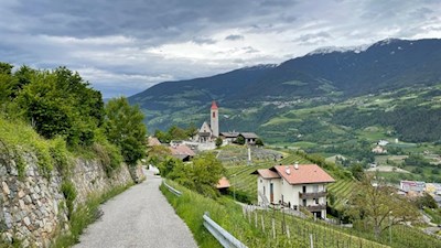 Von Tschötsch folgt die Wanderung dem Weg Nr. 11