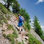Seilgesicherte Felspassage unter dem Gipfelkreuz des Wolfskofel