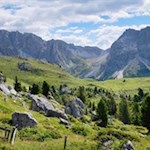 Der Wanderweg auf die Seceda führt durch felsumschlossene Almwiesen