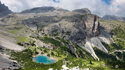 Blick auf den von Latschen- und Geröllhängen umrahmten Lagazuoi-See
