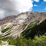The hiking trail to the Fanes mountain hut is framed by craggy rock faces