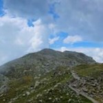 Über einen steinigen Gipfelgrat auf die Königsangerspitze