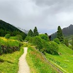 Holzgeschnitzte Kreuzwegstationen erzählen den Leidensweg Christi nach