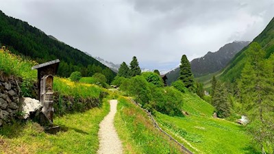 Holzgeschnitzte Kreuzwegstationen erzählen den Leidensweg Christi nach