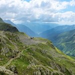 Durch das offene, urwüchsige Gelände in Richtung Magdeburger Hütte