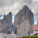 Die-Drei-Zinnen-Hütte-zu-Füßen-der-weltberühmten-Drei-Zinnen