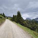 Sanft schlängelt sich der Dolomiten Panoramaweg in Richtung Kreuztal