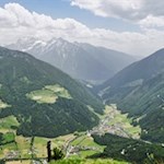 Gipfelblick vom Wolfskofel auf Luttach und die dahinter aufragende Bergwelt