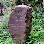 Gedenkstein zur Wiedereröffnung des Wanderweges