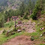 Während der links abzweigende Weg zur Magdeburger Hütte führt, wandern wir nach rechts in Richtung Tribulaunhütte