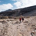 Der Weg Nr. 627 nähert sich den Felswänden des Piz Boe