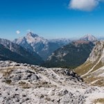 Im Hintergrund erheben sich die rot gefärbte Hohe Gaisl, der Monte Piano und der Dürrenstein