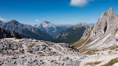In the background rise the red colored Croda Rossa, the Monte Piano and the Picco di Vallandro
