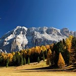 Im Hintergrund türmen sich die hohen Felswände des Heiligkreuzkofel auf