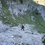 Wer steil abfallende Hänge scheut, sollte an der Weggabelung den nach unten führenden Serpentinen folgen