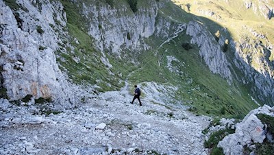 Wer steil abfallende Hänge scheut, sollte an der Weggabelung den nach unten führenden Serpentinen folgen