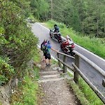 Der Wanderweg quert zweimal die Passstraße