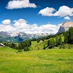 Die Seiser Alm wird von "bleichen" Dolomiten umrahmt