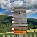 Der Weg zur Waidmannalm ist mit 0:40 h ausgeschildert