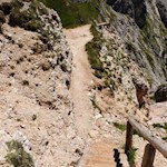 Treppen erleichtern den Abstieg über das abschüssige Gelände