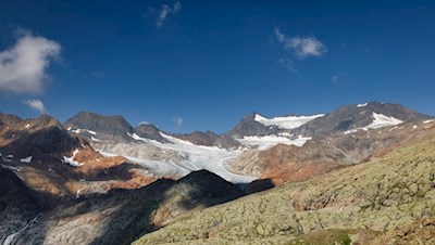 Keck thront das Becherhaus auf dem gleichnamigen Gipfel