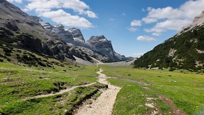 Attraverso l'ampia e alta valle incorniciata da summit imponenti verso il lago Conturines