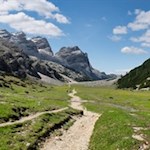 Durch das weite, von mächtigen Gipfeln umrahmte Hochtal in Richtung Conturinessee