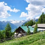 Die-Hühnerspielhütte-ist-in-eine-malerische-Landschaft-eingebettet