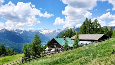 Die Hühnerspielhütte ist in eine malerische Landschaft eingebettet