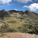 Blick auf das Latzfonser Kreuz und die dahinter aufragenden Bergspitzen