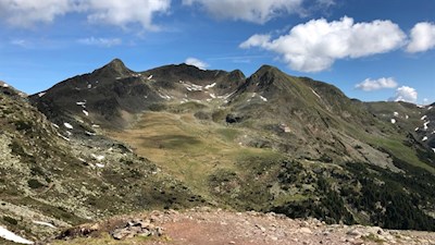 Blick auf das Latzfonser Kreuz und die dahinter aufragenden Bergspitzen