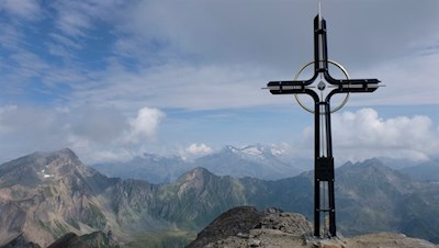 Das neue Gipfelkreuz der aussichtsreichen Wurmaulspitze