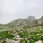 Tiefrastenhütte im morgendlichen Nebelkleid