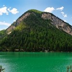 Um den Pragser Wildsee führt eine schöne Wanderung