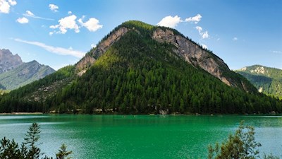 Um den Pragser Wildsee führt eine schöne Wanderung