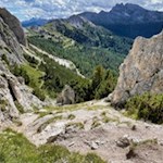 La via del ritorno dal Rifugio Scotoni passa anche attraverso la Forcela de Salares